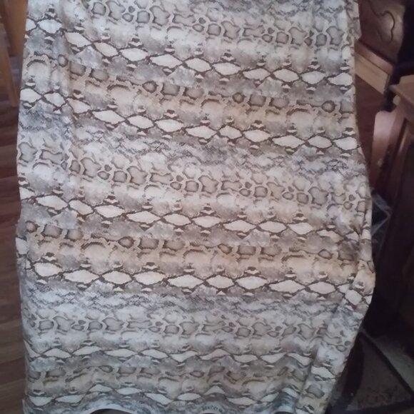 Material Approx 76" x 64" Unused New Pattern for Dress, Skirt, Top Soft Stretchy - Picture 3 of 4